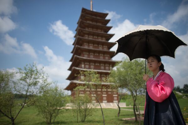 A girl in a historical park on the outskirts of Pyongyang. - Sputnik International