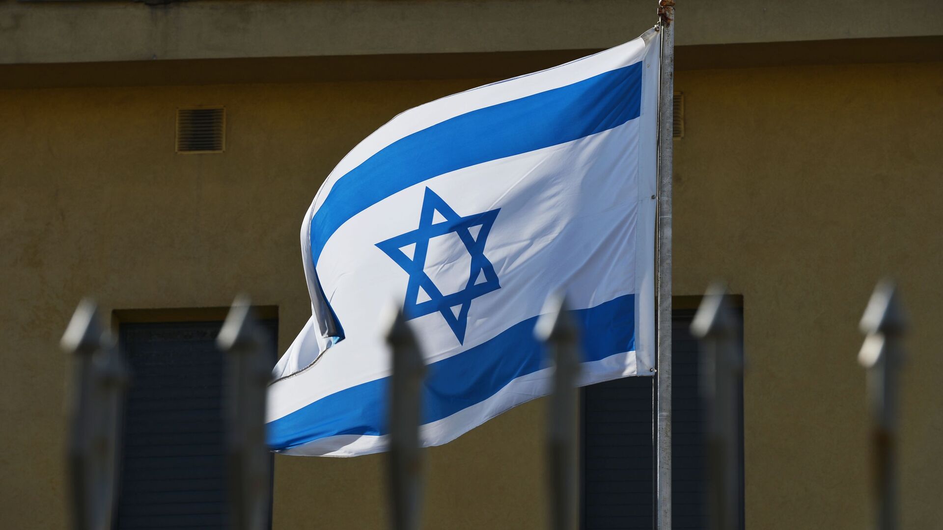 The flag on the premises of the Embassy of Israel in Moscow which has suspended its operations as the diplomats go on strike. - Sputnik International, 1920, 12.07.2021