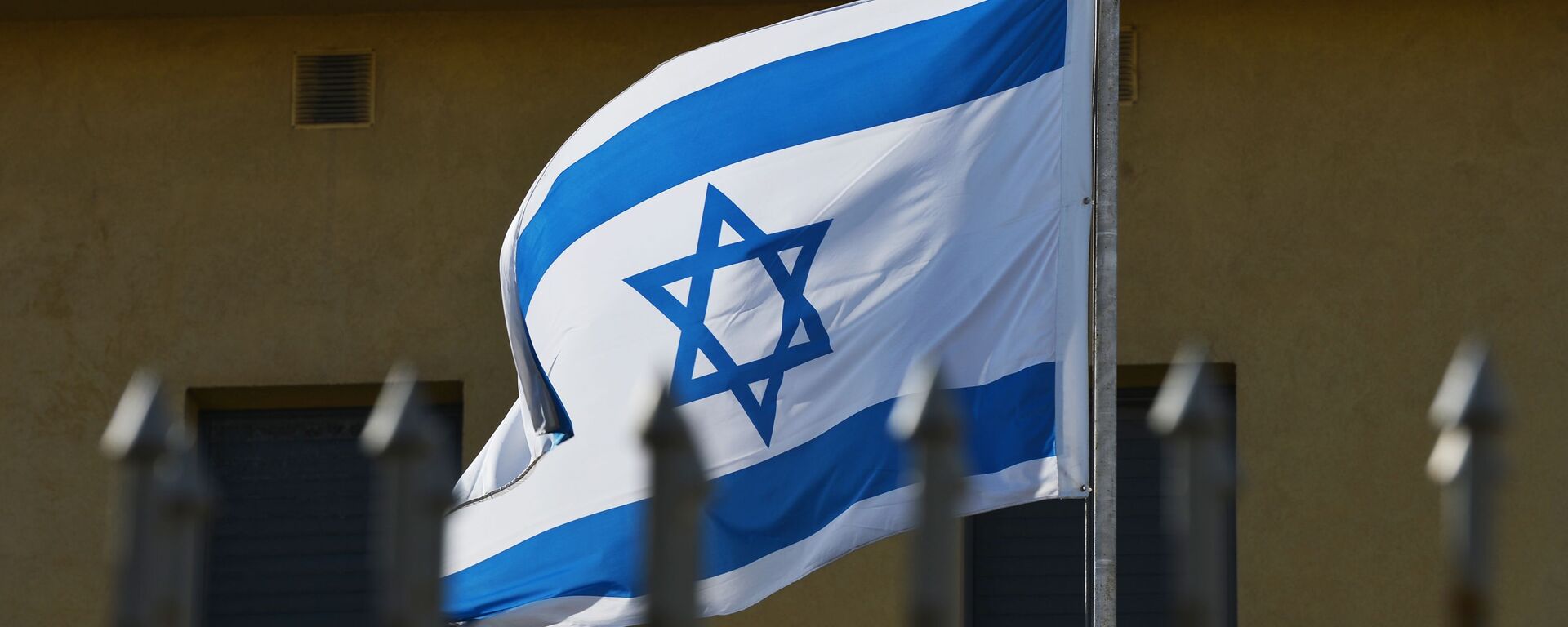 The flag on the premises of the Embassy of Israel in Moscow which has suspended its operations as the diplomats go on strike. - Sputnik International, 1920, 22.06.2023