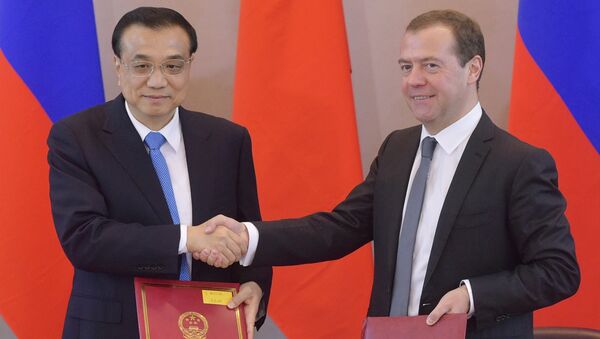 Russian Prime Minister Dmitry Medvedev and Chinese Premier Li Keqiang attending the document-signing ceremony following the 21st regular meeting of the heads of the Russian and Chinese government in St.Petersburg - Sputnik International