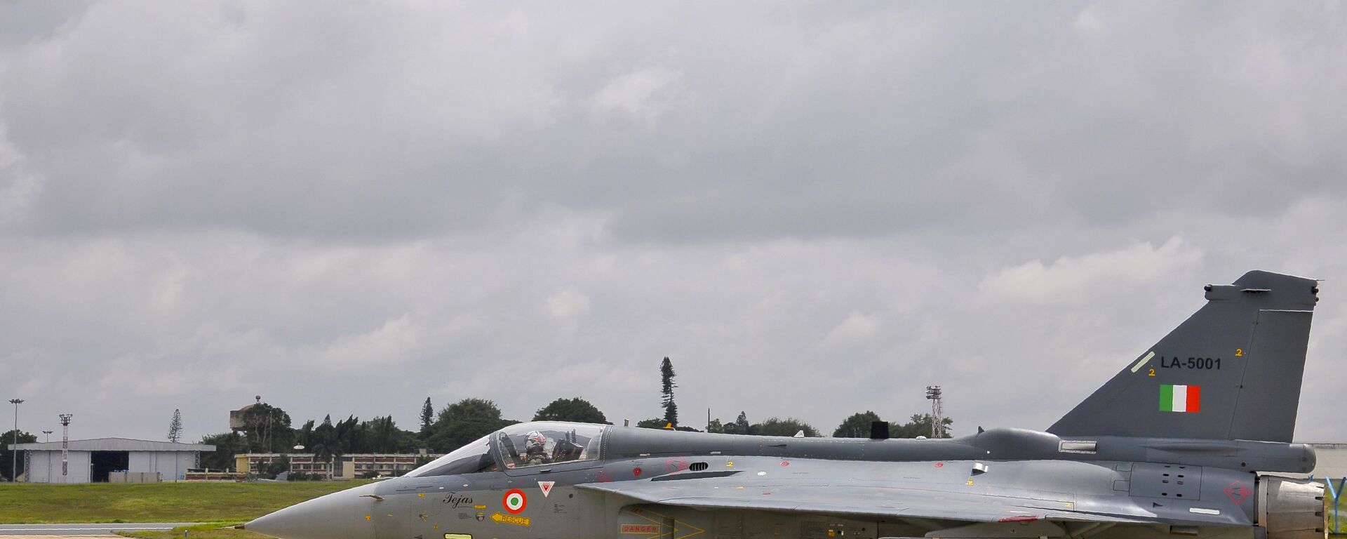 An Indian Air Force (IAF) pilot taxies a newly commissioned Tejas or Light Combat Aircraft (LCA) on a runway in Bangalore during a ceremony in the southern Indian city. (File) - Sputnik International, 1920, 18.11.2016
