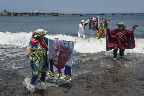 Shamans perform a ritual of predictions for the upcoming US election with posters of presidential candidates Donald Trump and Hilary Clinton at the Agua Dulce beach in Lima on November 7, 2016 - Sputnik International