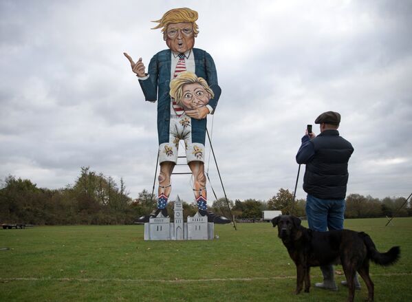 A passer-by takes a picture of The Edenbridge Bonfire Society's 2016 'Celebrity Guy', US Presidential candidate Donald Trump in Edenbridge, south of London on November 5, 2016 - Sputnik International