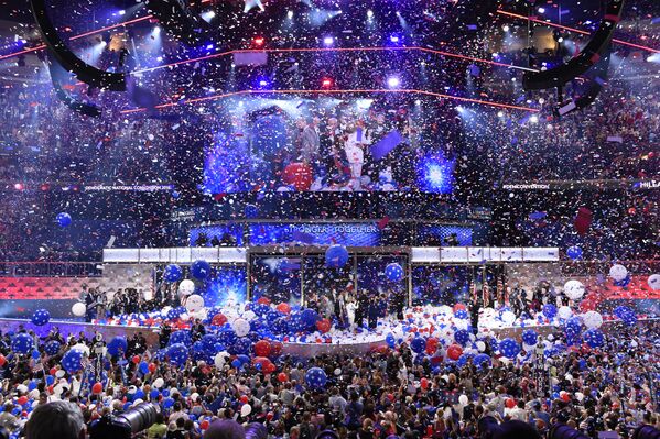 Balloons come down on Democratic presidential nominee Hillary Clinton and running mate Tim Kaine at the end of the fourth and final night of the Democratic National Convention at Wells Fargo Center on July 28, 2016 in Philadelphia, Pennsylvania - Sputnik International