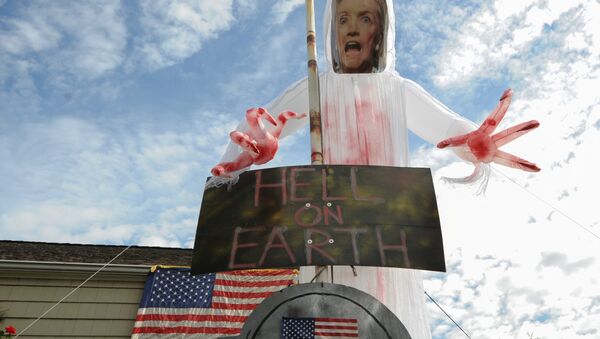 A home displaying signs supporting U.S. Republican Presidential candidate Donald Trump and criticizing U.S. Democratic Presidential candidate Hillary Clinton is seen in Bellmore, NY, October 29, 2016 - Sputnik International