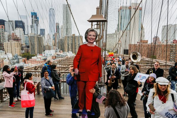 Supporters of U.S. Democratic presidential nominee Hillary Clinton take part in a march through the Brooklyn bridge in New York, U.S. October 22, 2016 - Sputnik International