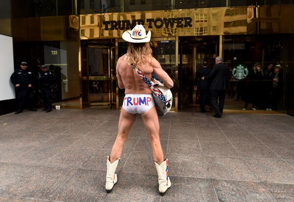 Robert John Burck better known as the Naked Cowboy performs in front of Trump Tower October 25, 2016 in New York. The Naked Cowboy, is a street performer who wears only cowboy boots, a hat, and briefs while playing a guitar - Sputnik International