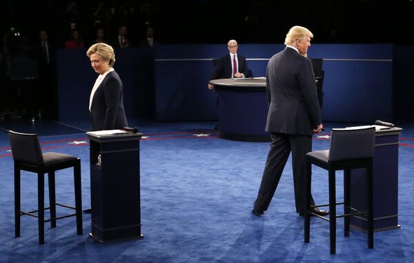 Democratic nominee Hillary Clinton (L) and Republican nominee Donald Trump arrive on stage during the second presidential debate at Washington University in St. Louis, Missouri on October 9, 2016 - Sputnik International