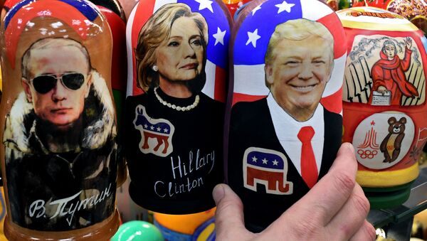 Traditional Russian wooden nesting dolls, Matryoshka dolls, depicting Russia's President Vladimir Putin, US Democratic presidential nominee Hillary Clinton and US Republican presidential nominee Donald Trump are seen on sale at a gift shop in central Moscow on November 8, 2016 - Sputnik International