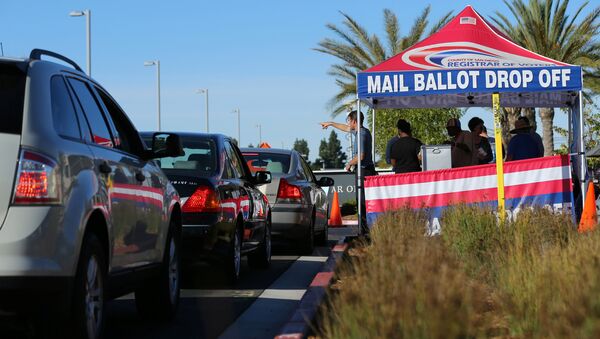 Lines of traffic wait as people vote early at the San Diego County Elections Office in San Diego, California, U.S., November 7, 2016 - Sputnik International