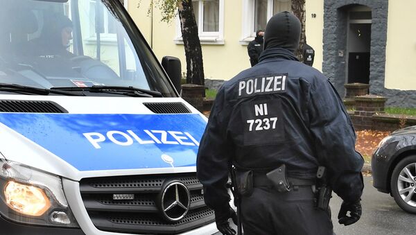 Police officers seach a residential building opposite the German-Speaking Islamic Circle Hildesheim mosque in Hildesheim, Germany, Tuesday, Nov. 8, 2016 - Sputnik International