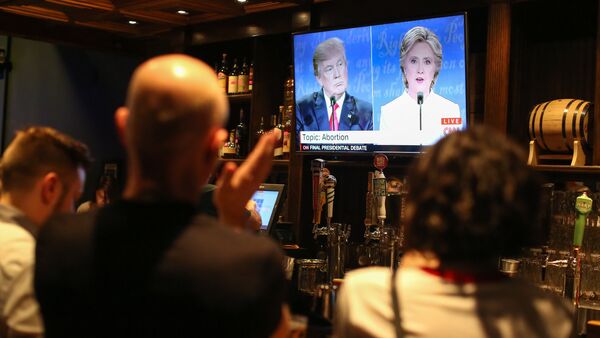 People watch the third presidential debate between presidential debate between US Democratic presidential candidate Hillary Clinton and US Republican presidential candidate Donald Trump at Murphy's Tap House in uptown Charlotte, North Carolina on October 19, 2016 - Sputnik International