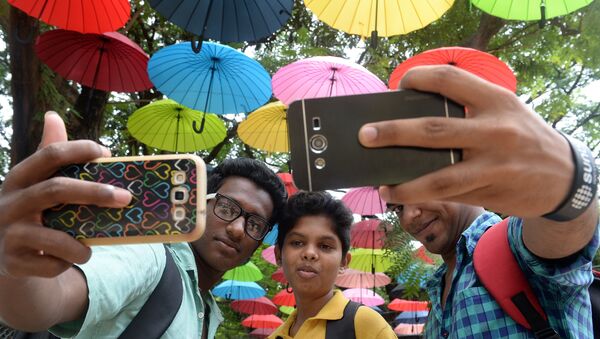In this photograph taken on June 16, 2015, Indian students click a selfie at a designated 'selfie point' in Mumbai - Sputnik International