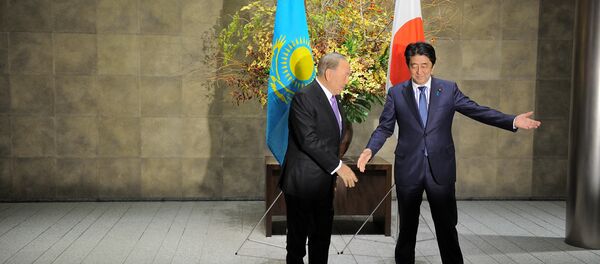 President of the Republic of the Kazakhstan Nursultan Abishevich Nazarbayev (R) is escorted by Japanese Prime Minister Shinzo Abe at their meeting at Prime Minister Office in Tokyo, Japan, on November 7, 2016 President of the Republic of the Kazakhstan Nursultan Abishevich Nazarbayev (R) is escorted by Japanese Prime Minister Shinzo Abe at their meeting at Prime Minister Office in Tokyo, Japan, on November 7, 2016 - Sputnik International