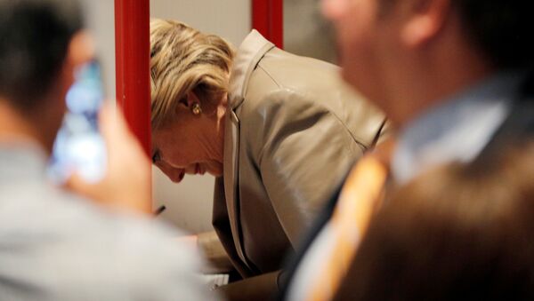U.S. Democratic presidential nominee Hillary Clinton fills out her ballot at the Douglas Grafflin Elementary School in Chappaqua, New York, U.S. November 8, 2016 - Sputnik International
