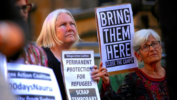 Refugee advocates hold placards and banners during a protest in central Sydney, Australia, October 5, 2016 - Sputnik International