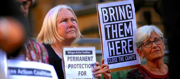 Refugee advocates hold placards and banners during a protest in central Sydney, Australia, October 5, 2016 - Sputnik International