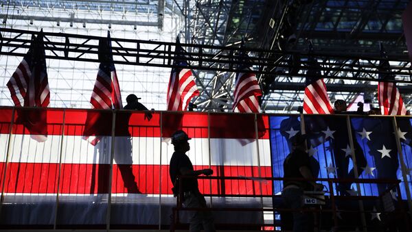 Workers build an American flag to the back of a riser in preparation for Democratic presidential candidate Hillary Clinton's election night rally in New York, Monday, Nov. 7, 2016 - Sputnik International