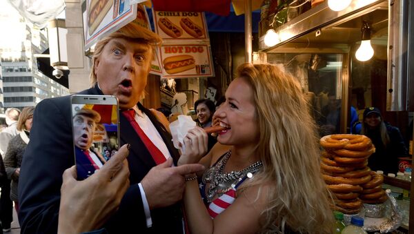 A Donald Trump impersonator with a bikini clad model stops at a hot dog vendor near Trump Tower on October 25, 2016 in New York, as part of a performance art piece by British artist Alison Jackson - Sputnik International