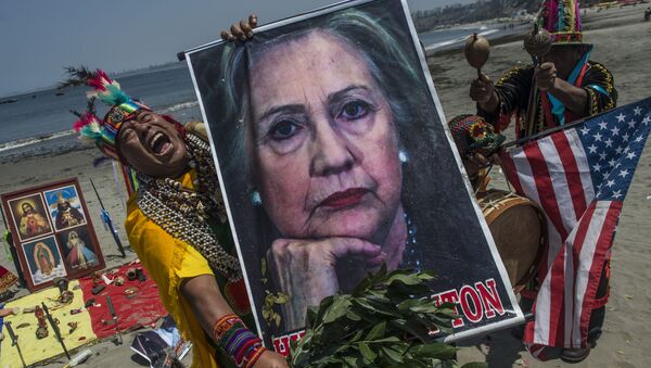 Shamans perform a ritual of predictions for the upcoming US election with posters of presidential candidates Donald Trump and Hilary Clinton at the Agua Dulce beach in Lima on November 7, 2016 - Sputnik International