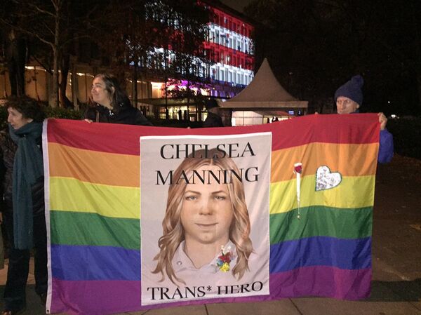 Demonstration held at US Embassy London on night of Elections Vote - Sputnik International