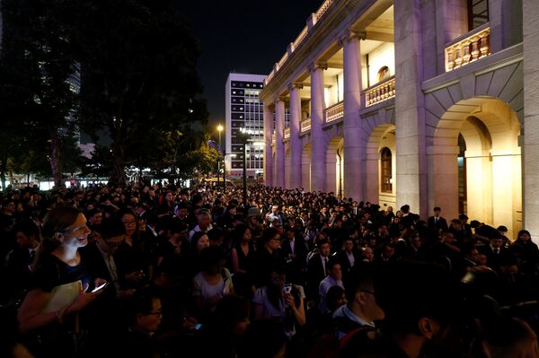 Hundreds of members from the legal sector stage a silent protest outside the Court of Final Appeal, against Beijing's most direct intervention in Hong Kong's legal and political system since the 1997 handover, in Hong Kong, China November 8, 2016 - Sputnik International