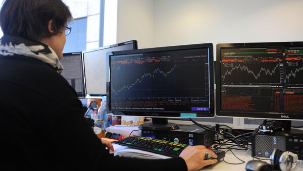 A journalist looks at a terminal showing the rise in London's FTSE 100 index on October 11, 2016 - Sputnik International