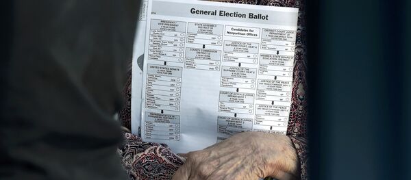 A woman carries her sample ballot - Sputnik International