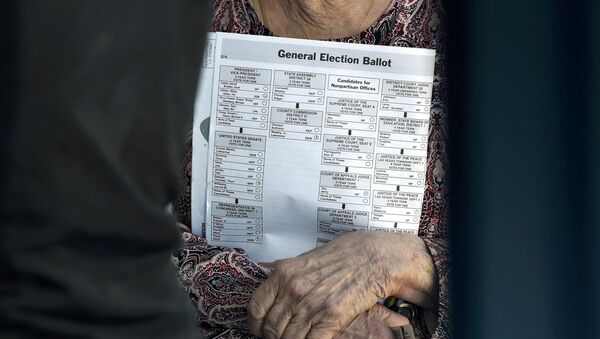 A woman carries her sample ballot - Sputnik International