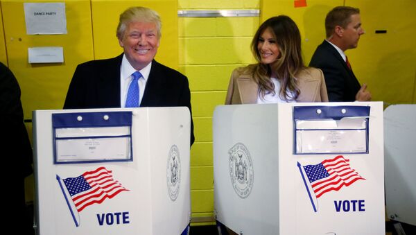 Республиканский кандидат в президенты Дональд Трамп с женой Меланьей во время голосования в Нью-Йорке - Sputnik International