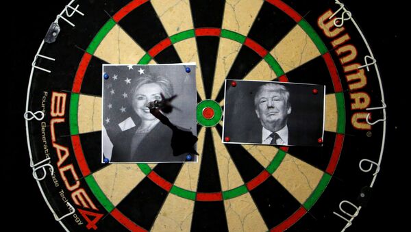A dart board with images of Republican U.S. presidential candidate Donald Trump (R) and Democratic U.S. presidential candidate Hillary Clinton is seen at an election event held by Republicans Overseas Israel at a bar in Jerusalem November 9, 2016 - Sputnik International
