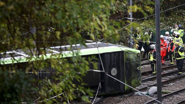 Members of the emergency services work next to a tram after it overturned injuring and trapping some passengers in Croydon, south London, Britain November 9, 2016 - Sputnik International