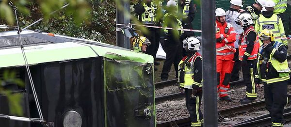 Members of the emergency services work next to a tram after it overturned injuring and trapping some passengers in Croydon, south London, Britain November 9, 2016 - Sputnik International