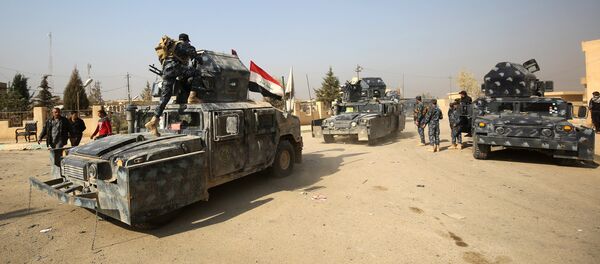 Iraqi forces patrol the Hamam al-Alil area, about 14 kilometres from the southern outskirts of Mosul, on November 7, 2016 - Sputnik International