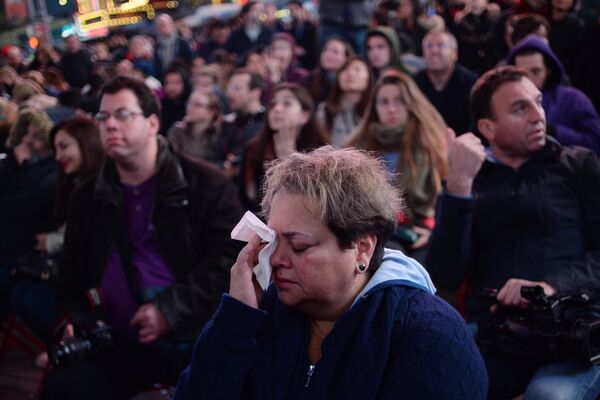 People on Times Square in New York follow the preliminary results of the US election People on Times Square in New York follow the preliminary results of the US election - Sputnik International