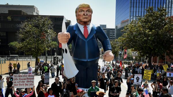 Members of the 'Full Rights for Immigrants Coalition' display a giant effigy of US Republican Party presidential hopeful Donald Trump during a protest on May Day in Los Angeles, California on May 1, 2016 - Sputnik International