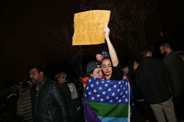 Supporters of Democratic presidential candidate Hillary Clinton react outside the White House early November 9, 2016 in Washington, DC - Sputnik International