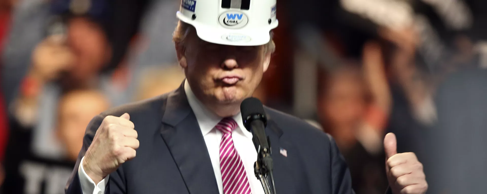 Republican presidential candidate Donald Trump puts on a miners hard hat during a rally in Charleston, W.Va., Thursday, May 5, 2016 - Sputnik International, 1920, 09.11.2024