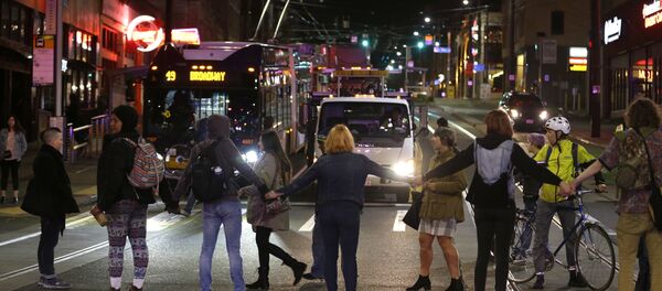 Protesters block a street and stop traffic during a demonstration against President-elect Donald Trump - Sputnik International