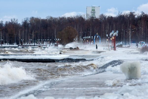 Raging Storm Rips Across Russian Winter Lake - Sputnik International