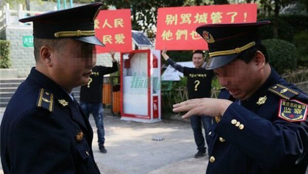 China's Notorious Urban Police Moved to Tears by Street Vendors' Show of Support - Sputnik International
