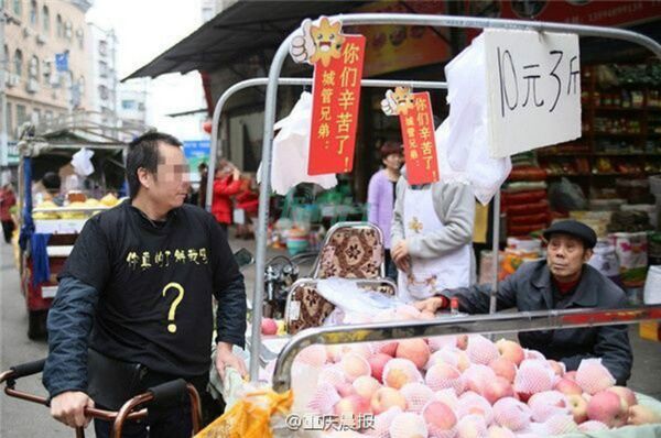 The vendors spent 1,000 yuan ($148) making the posters and T-shirts - Sputnik International