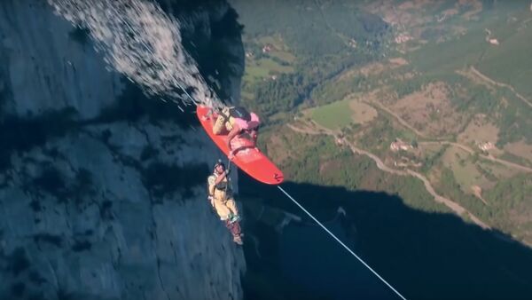 The Flying Frenchies Surf and BASE Jump From a Zipline - Sputnik International