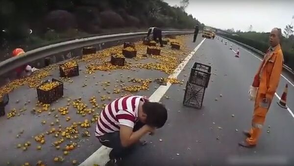 Driver of Capsized Truck Weeps as Chinese Villagers Steal his Oranges - Sputnik International