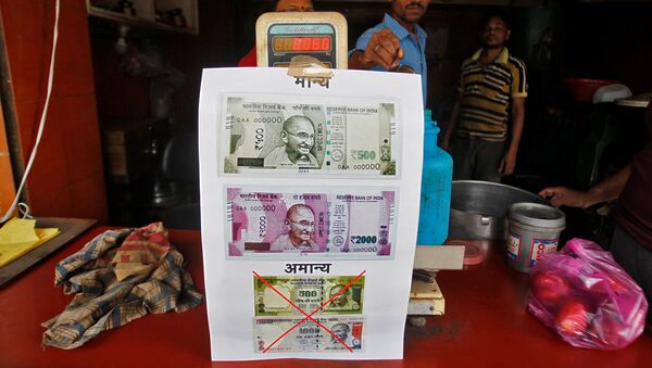 A notice is pasted at a shop stating the refusal of the acceptance of the old 500 and 1000 Indian rupee banknotes and acceptance of the new 500 and 2000 Indian rupee banknotes, in Allahabad, India, November 10, 2016 - Sputnik International