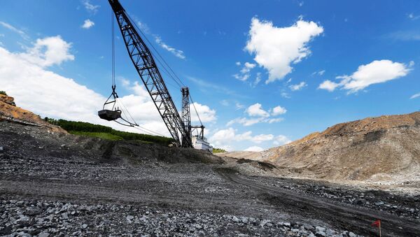 The massive Big John dragline works to reshape the rocky landscape in some of the last sections to be mined for coal at the Hobet site in Boone County, West Virginia, U.S. May 12, 2016 - Sputnik International