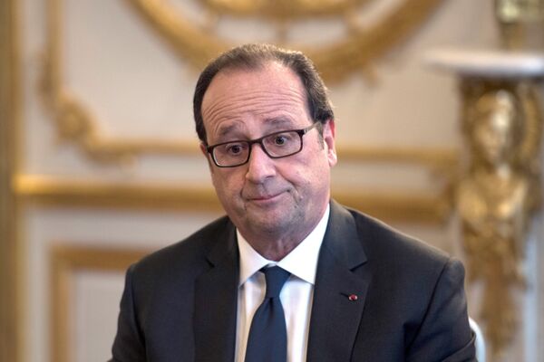French president Francois Hollande is pictured during a meeting with the French Foreign Affairs Minister and figures from the cultural world and members of associations committted to peace in Syria, on October 14, 2016 at the Elysee presidential palace in Paris - Sputnik International