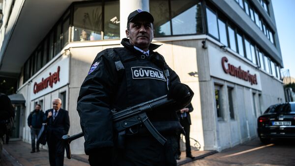 A security agent stands guard in front of Cumhuriyet newspaper headquarter (File) - Sputnik International