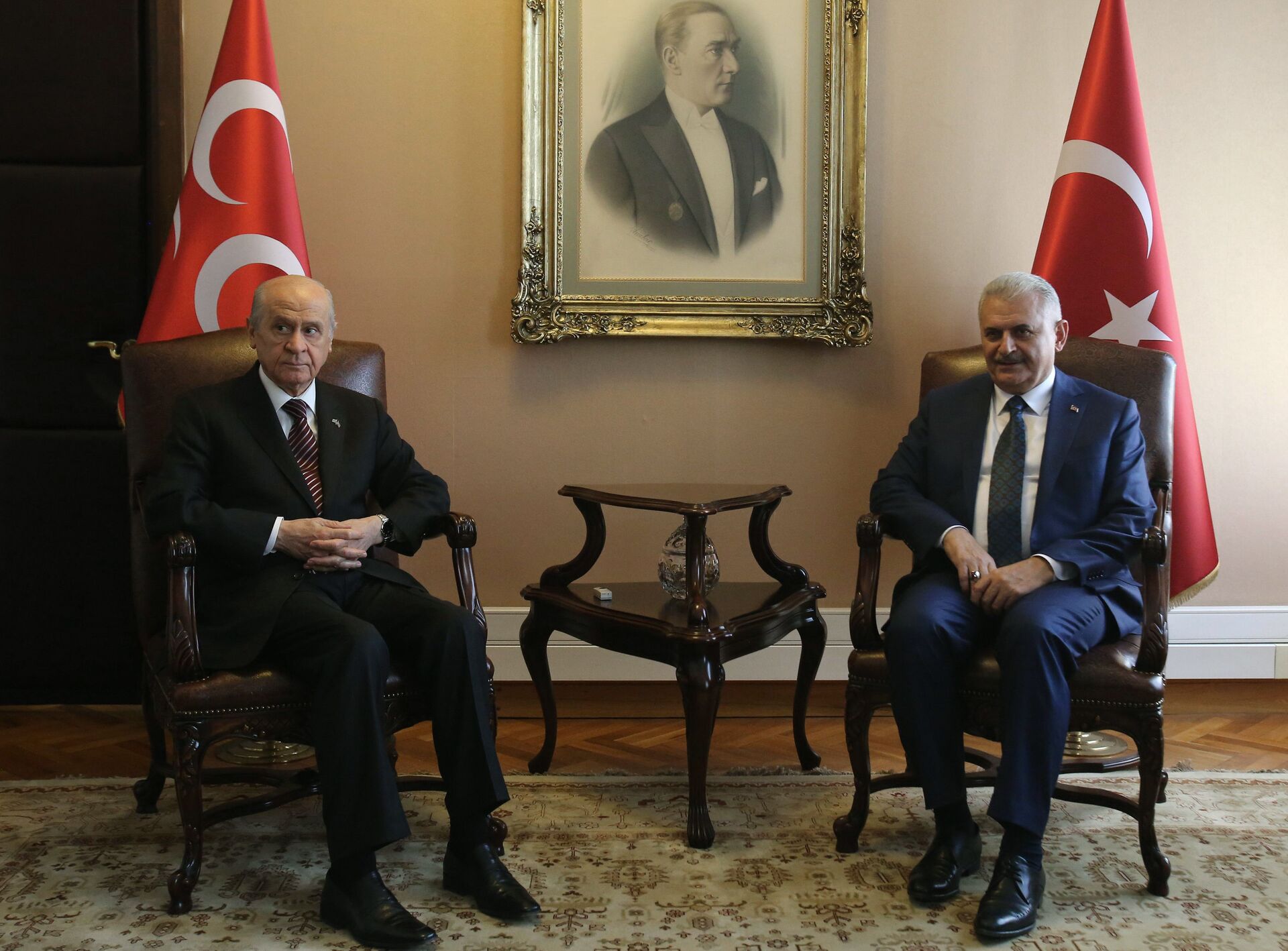 Turkish Prime Minister Binali Yildirim (R) and Nationalist Movement Party (MHP) Devlet Bahceli (L) pose for a photograph during their meeting at Turkish Grand National Assembly (TBMM) in Ankara, on August 01, 2016 - Sputnik International, 1920, 10.07.2022