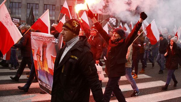 Protesters light flares and carry Polish flags during a rally, organised by far-right, nationalist groups, to mark the anniversary of Polish independence in Warsaw, Poland, November 11, 2016 - Sputnik International